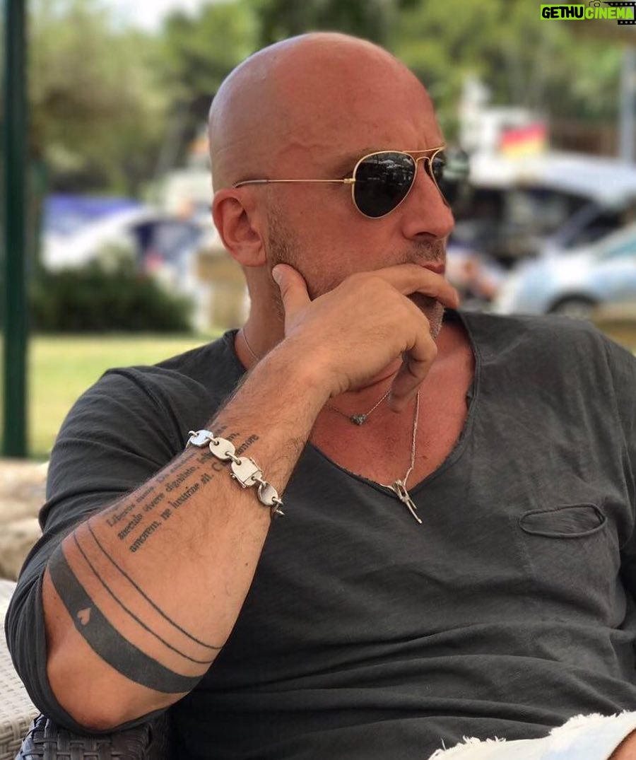 Dmitriy Nagiev Instagram - Поразительный взгляд, чуть размытые перспективы, ещё море сексуальности, уже без гарантии, но с огоньком.
