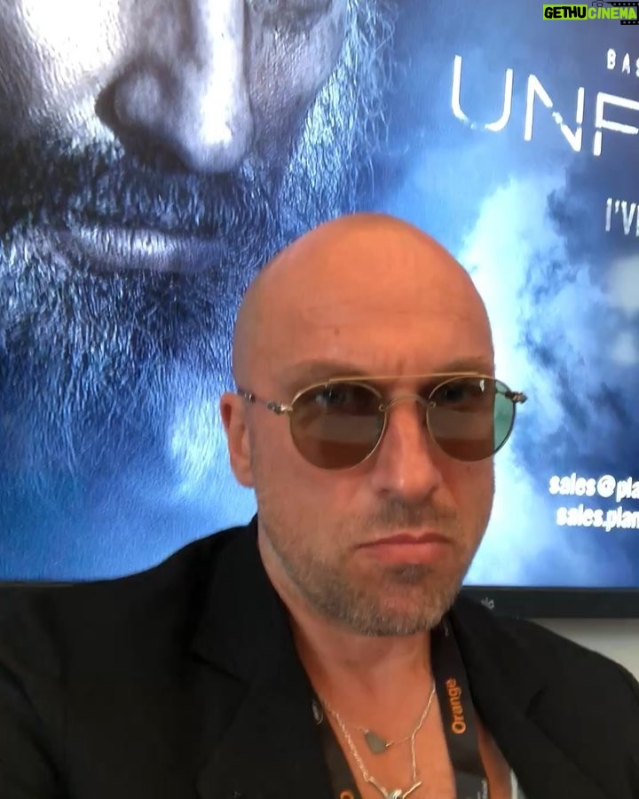 Dmitriy Nagiev Instagram - Из жалости пригласили на Каннский фестиваль. Зал аплодировал стоя, врач сказал - есть положительные тенденции. Выгляжу немного растерянным, но всё дело в растерянности.