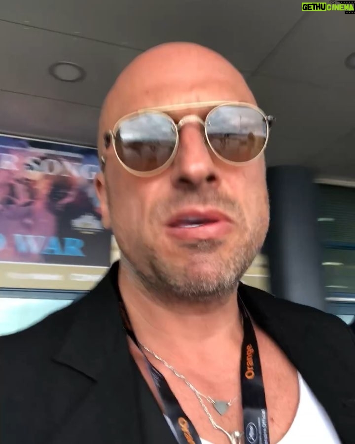 Dmitriy Nagiev Instagram - Из жалости пригласили на Каннский фестиваль. Зал аплодировал стоя, врач сказал - есть положительные тенденции. Выгляжу немного растерянным, но всё дело в растерянности.