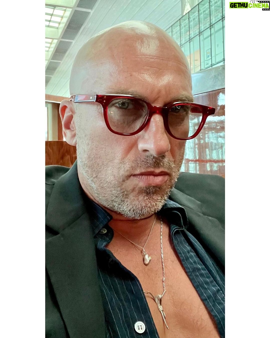 Dmitriy Nagiev Instagram - Унылые, пора. Мужчина должен быть чуть красивее своего пиджака. У меня пока не получилось. Не робеем, высказываемся. Я объявлю, чьё очко решающее. И да - не забываем про чаевые.