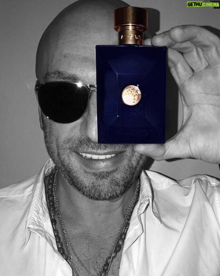 Dmitriy Nagiev Instagram - Благодарю Versace за вклад в укрепление короны. Признали «Мужчиной года», прислали номерок к окулисту и награду #versacedylanblue. Плохо вижу, но хорошо пахну.