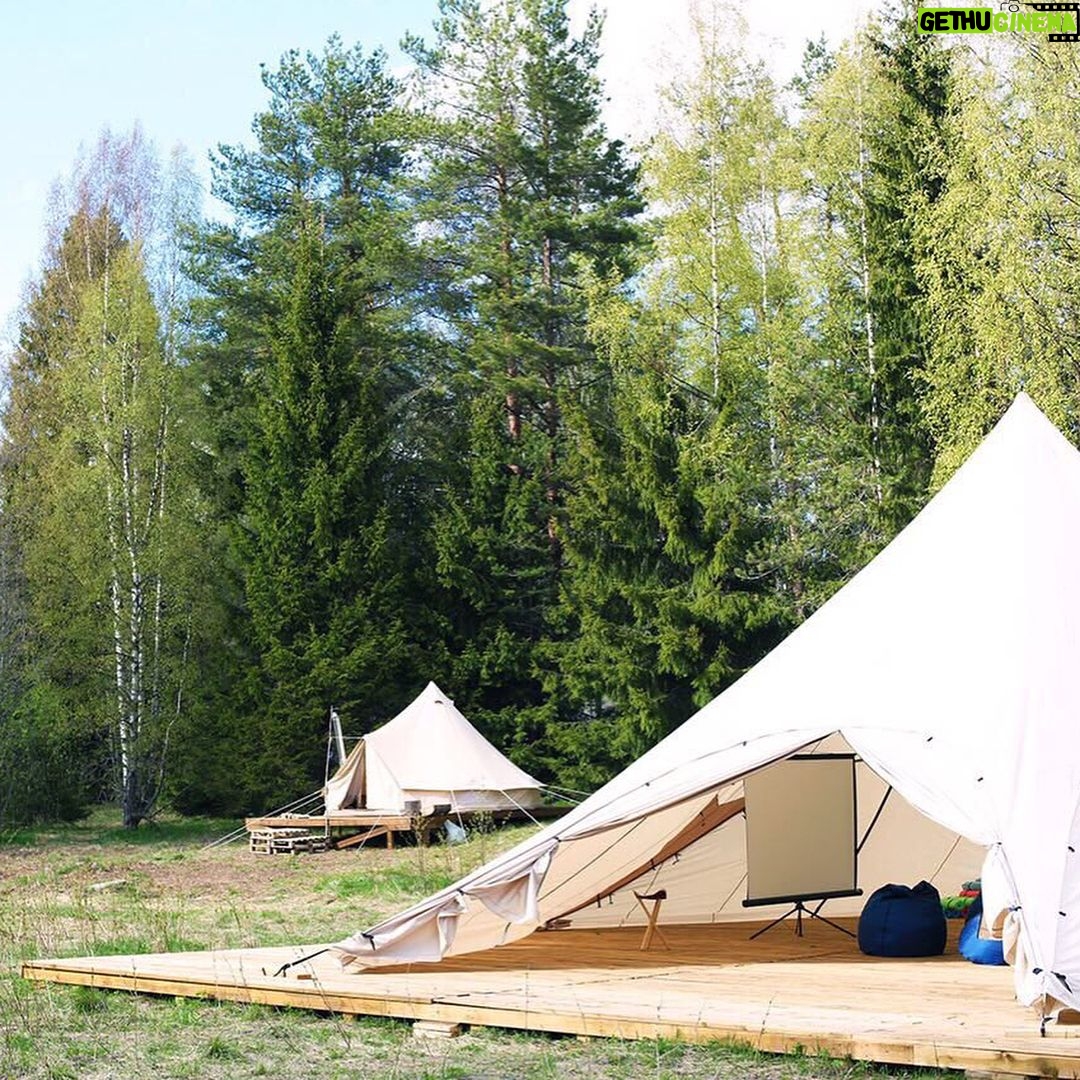 Dmitriy Nagiev Instagram - Мои друзья открыли фантастический кемпинг в Карелии. Soul Camp @soulcamp.ru - это комфортный кемпинг на берегу лесного озера, состоящий из 10 просторных шатров с дизайнерским интерьером. Лагерь полностью автономен и экологичен, работает на энергии солнца и не приносит вреда окружающей среде. Это стилизованный лесной отель, в котором также есть кафе, пространство для йоги и баня. Телефон +79119264820 сайт soulcamp.ru Отдыхайте. И да будут не слышны в мозгу даже шорохи. Soulcamp