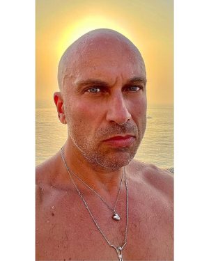 Dmitriy Nagiev Instagram - Височки выбрил, вот и не видно, что полтос. Смотреть не всем сразу. Сначала сформировать отряды, по 5-7 человек. Потом зырить. Если спросят тебя: «Где взяла такого мальчишку гладкого?». Что ответишь? Что угнала?