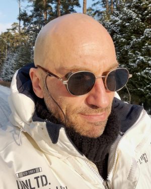 Dmitriy Nagiev Instagram - Наша жизнь стала бы ещё лучше, если бы в конце выдавали антидот. С наступающим.