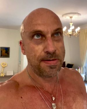 Dmitriy Nagiev Instagram - И снова с вами золотой фонд инстаграма. В моём возрасте, наверное, петтинг не должен быть дольше двух минут. Иначе вот. Чуть в отруби не превратился. Посоветуйте какой-нибудь центр реабилитации.