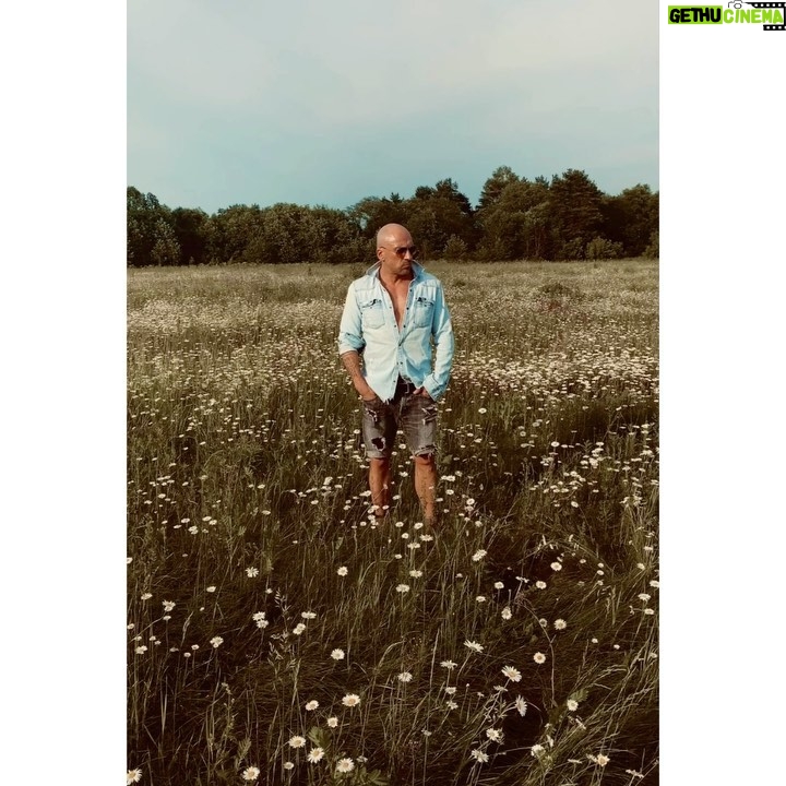 Dmitriy Nagiev Instagram - И время прикольное, и конкурсы интересные. Похоже, не вылетит больше птичка, мои маленькие трусишки. И завтра долго будет неловко.