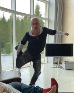 Dmitriy Nagiev Instagram - Пока одни ищут точку G, я тут это... Может стану героем России за то, что развлекал вас из последних сил. Смотрите, нравится вам это или нет. Прямо сердце колотится, ну и приключение в пандемию.