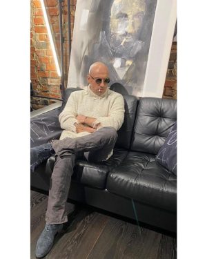 Dmitriy Nagiev Instagram - Время красавчиков с пляжей прошло, пришло моё время. Хотел выложить хорошую фотку, но на ней не я. Осталось чуть-чуть посидеть дома. А пока - добро пожаловать в отряд быстрого деградирования. Не вешайте нос, наша жизнь и до пандемии была так себе. Всё будет хорошо. Берегите себя. Мойте руки, перед и зад.