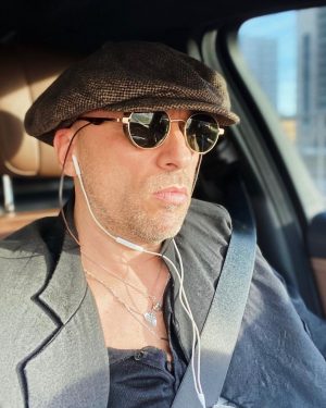 Dmitriy Nagiev Instagram - Хотел только сам любоваться, но понял, что люблю публику. И пусть я немного старомоден, но вы этого не замечаете на фоне пандемии. Возьмёмся за ручки и пойдём навстречу старому доброму отчаянию. Держитесь. Не обнуляйтесь.