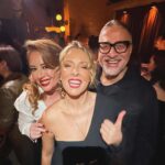 Doğa Rutkay Instagram - Canım Melisa’m hem yeni kitabını hem de doğum gününü kutladı dün akşam♥️ Ve ne mutlu ki tüm eski dostlarımı bir çırpıda görüverdim☺️ Uzun zamandır çok özlediğim çok mutlu olduğumuz ihtiyaç duyduğumuz bir akşamdı. Sanırım yeni yaşın yeni kitabınla hepimize neşe saçtın! Parlamaya devam et tatlı kızım🌟 Dostlarımı sizi çok seviyorum🫶🏻🧿🙏🏼 #fırtınanınkalbinei̇n