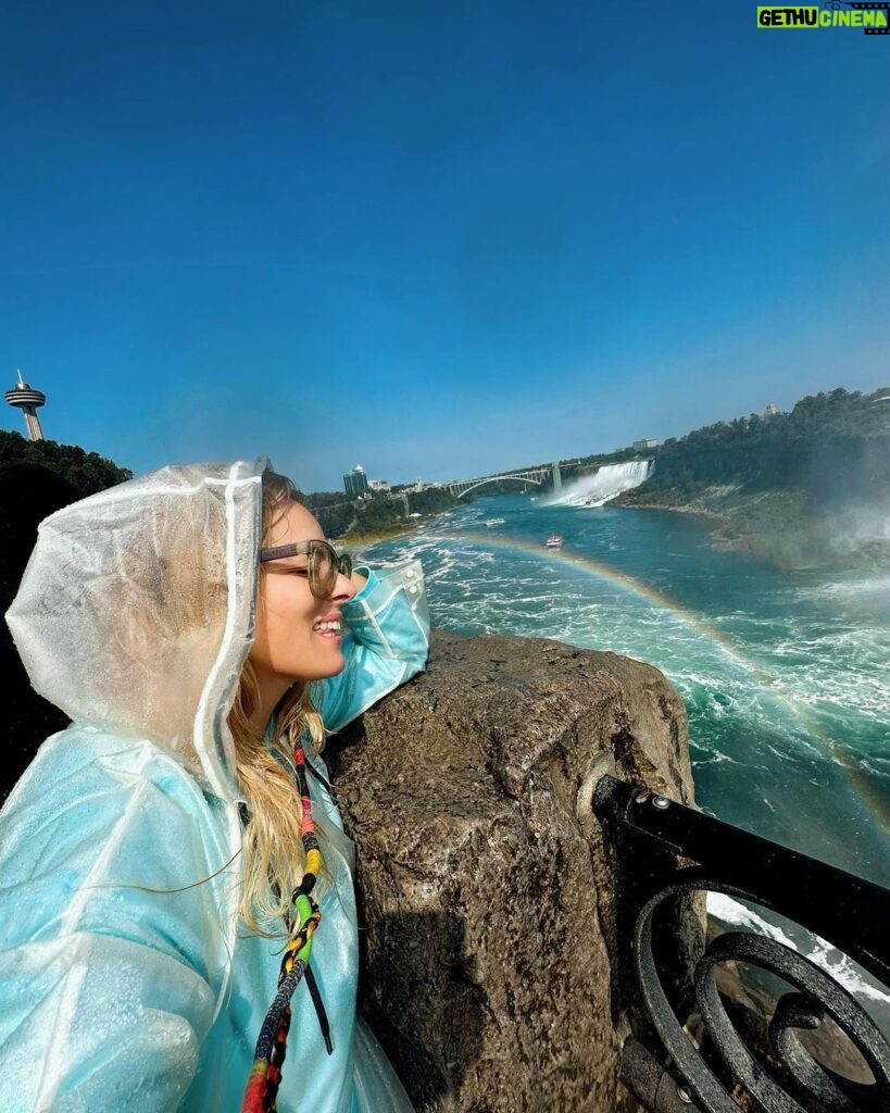 Doğa Rutkay Instagram - Heyt be Niagara! Sen mi büyüksün ben mi? O muhtemelen🤣 #niagarafalls #niagarafallscanada Niagara Falls