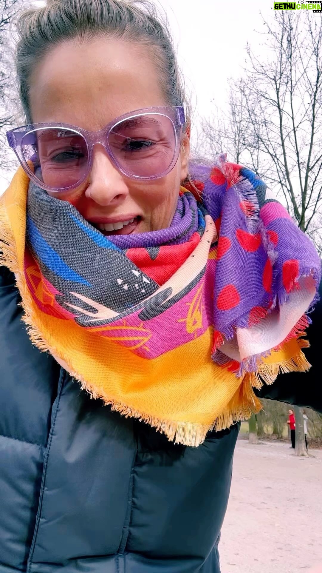 Doğa Rutkay Instagram - Munich ‘te bu akşam oynuyoruz. Öncesinde İngiliz Bahçelerine geldik. Bisiklet turunun tam zamanı ve efsane bir hava vardı. Çok iyi geldi pek iyi geldi. 🙏🏼🩵 Englischer Garten