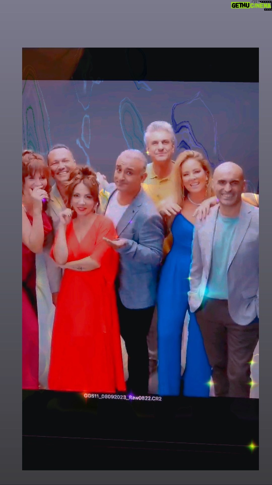 Doğa Rutkay Instagram - Çok özlemişiz birlikte oyun oynamayı! Amerika Ve Kanada turnesi bitsin heemennn ekrana geliyoruz♥️✨💫🌟🏆 Sizi seviyoruz💕 #güldürgüldürshow @guldurguldur