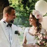 Doğa Rutkay Instagram - Dokuz sene mi geçti yani? Üstüne iki yavru mu geldi? Onlarca hayal, binlerce kelime, yüzlerce gülücük ve gözyaşı… Birlikte yaşlanmak güzelmiş Kerimcan! İyi ki sordun o gece sahilde “evlenelim mi?” En güzel “ evet” miş! ♾️🩵🌴
