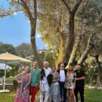 Doğa Rutkay Instagram - Nefis bir zeytin ağacının altında güzel dostlarla yaza ve Urla’ya merhaba😚 @aysehanimkonagiurla @ivanasert @ugurkanerezofficial @behzatuygur @cigdemuygur @sezerdermenci Ayşe Hanım Konağı