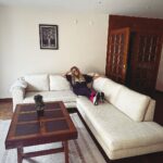 Doğa Rutkay Instagram – Sevgili dostlar, bildiğiniz gibi biz Urlada tatlış bir beldemize taşındık, 🌴ailecek ömrümüzde bir kapı araladık 🚪.Yavrularımızı doğada,yağmurda,denizde, karmaşadan stresten uzak her saniye bulutların ☁️geçişini izleyebilecekleri bir tecrübe yaşatmak istedik.
Bakalım deniyoruz, olur da becerirsek çok sevinicem 👍🏼yok olmadı bakarız, malum bi Kerimcan bi ben durmadan İstanbul’a işlere koşturuyoruz🐎
Şimdiii bu postu paylaşmak istememin sebebine gelelim🤗
Dostlarr tabi işlerimiz uzadığında yavrularımızı  da peşimizden sürükleyerek ailecek İstanbul da nerede kalsak, çoluk çocuk gelip gidiyoruz ne yapsam diye düşünürken karşıma @missafir çııktı!
Tam bize-çocuklara uygun bahçeli, sıcacık çok rahat ettiğimiz merkezi bir ev bulduk ve yerleştik🪴. Rezervasyondan karşılamaya kadar tüm süreçte desteklerinden çok memnun kaldık. Karşılamadan, temizliğe, 7/24 iletişim desteğiyle sahiden kusursuz bir “ev hissi” deneyimi yaşadık👍🏼🌟💫
Bu vesileyle tüm ekibe ve bu güzel oluşuma teşekkür etmek istedim 🧿
Türkiye ve yurt dışında ev rahatlığında konaklama için @missafir’e bakabilirsiniz benden caanı gönülden bir #tavsiye!
Okullar ara tatil olunca yine ailecek İstanbulda’yız bu sefer hangi @missafir 🏡evinde kalsak acaba?😬😍
#tavsiye
#reklam Istanbul, Turkey
