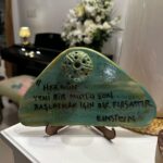 Doğa Rutkay Instagram – Uzun yılların hayaliydi @gcelements !
Gözde & Ceren el emeği , göz nuru atölyelerini nihayet açtılar.
Renklerini, hayallerini, tecrübelerini biraraya getirdiler ve ortaya bu enfes eserler çıktı!
Sevdiğimiz kim varsa birlikte hoş geldin dedik bu güzel atölyeye!
Evimize harika parçlalar aldım.
Eşi benzeri olmayan bu güzelliklere bi göz atın, eminim siz de “benim olsun” diyeceksiniz🤩
Yengecim Gözde,ciğim ve senelerdir eşiz benzeri olmayan Cero’ m ve gecenin mimarı Övge’ m…
Nice açılışlarınıza🩵💫✨ GCelements