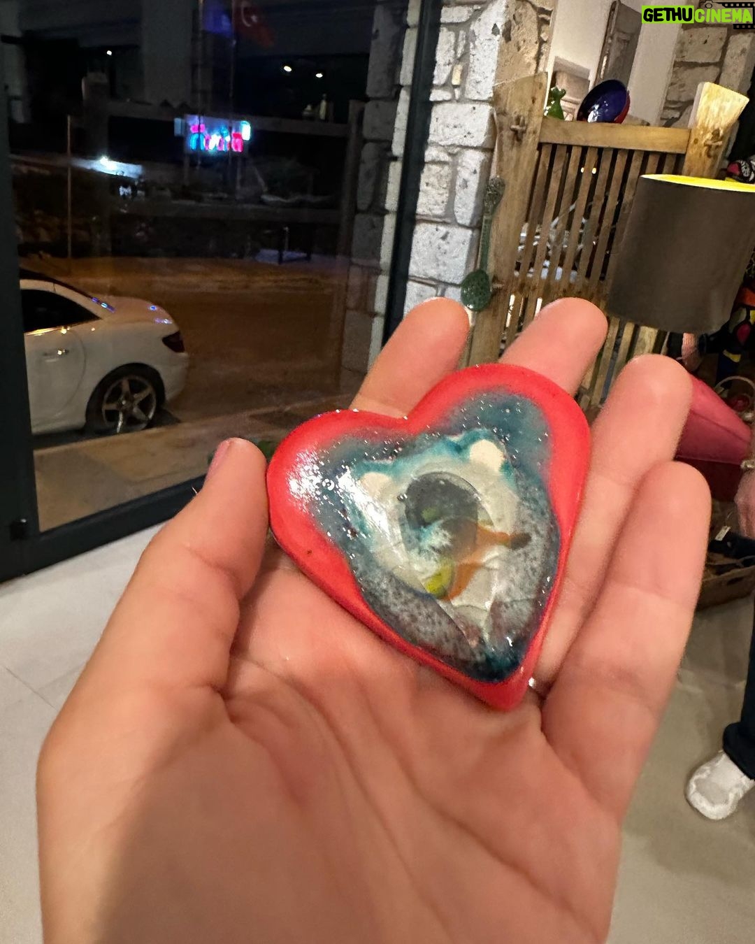 Doğa Rutkay Instagram - Uzun yılların hayaliydi @gcelements ! Gözde & Ceren el emeği , göz nuru atölyelerini nihayet açtılar. Renklerini, hayallerini, tecrübelerini biraraya getirdiler ve ortaya bu enfes eserler çıktı! Sevdiğimiz kim varsa birlikte hoş geldin dedik bu güzel atölyeye! Evimize harika parçlalar aldım. Eşi benzeri olmayan bu güzelliklere bi göz atın, eminim siz de “benim olsun” diyeceksiniz🤩 Yengecim Gözde,ciğim ve senelerdir eşiz benzeri olmayan Cero’ m ve gecenin mimarı Övge’ m… Nice açılışlarınıza🩵💫✨ GCelements