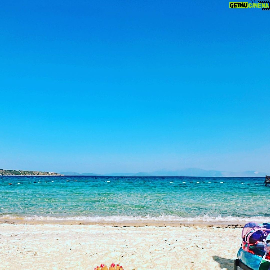 Doğa Rutkay Instagram - Plansız ve zamansız güzelliklere inanıyorum. Ancak planlanan ve zamanı geldiğinde hayata geçen güzellikler de var✋🏼 Bir çok zorluk, karışıklık , aksilik içinden enfes bir ışık sızıyor! Ben; ailemle birlikte sızan o enfes ışığa ve onun peşinden gitmeye inanıyorum☺️🙏🏼🧿✨💫🫀❤️ #EkimdeYazBirBaşkadır #YeniHayatYeniSonbahar