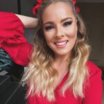 Doğa Rutkay Instagram - İki süslendik, kırmızılar giydik diye ilk yakalanan ışıkta bir kare çektim🤓 Günlerdir arı gibi çalışıyoruz. Yılbaşı akşamı sizlere pek sürprizli pek keyifli çookk enfes konuklarla güzel bir akşam hazırlıyoruz. Moral oluyor çalışmak… Ee süslenmek bi de 🥰 (kaz ayaklarım da şimdiden iyi seneler diler)