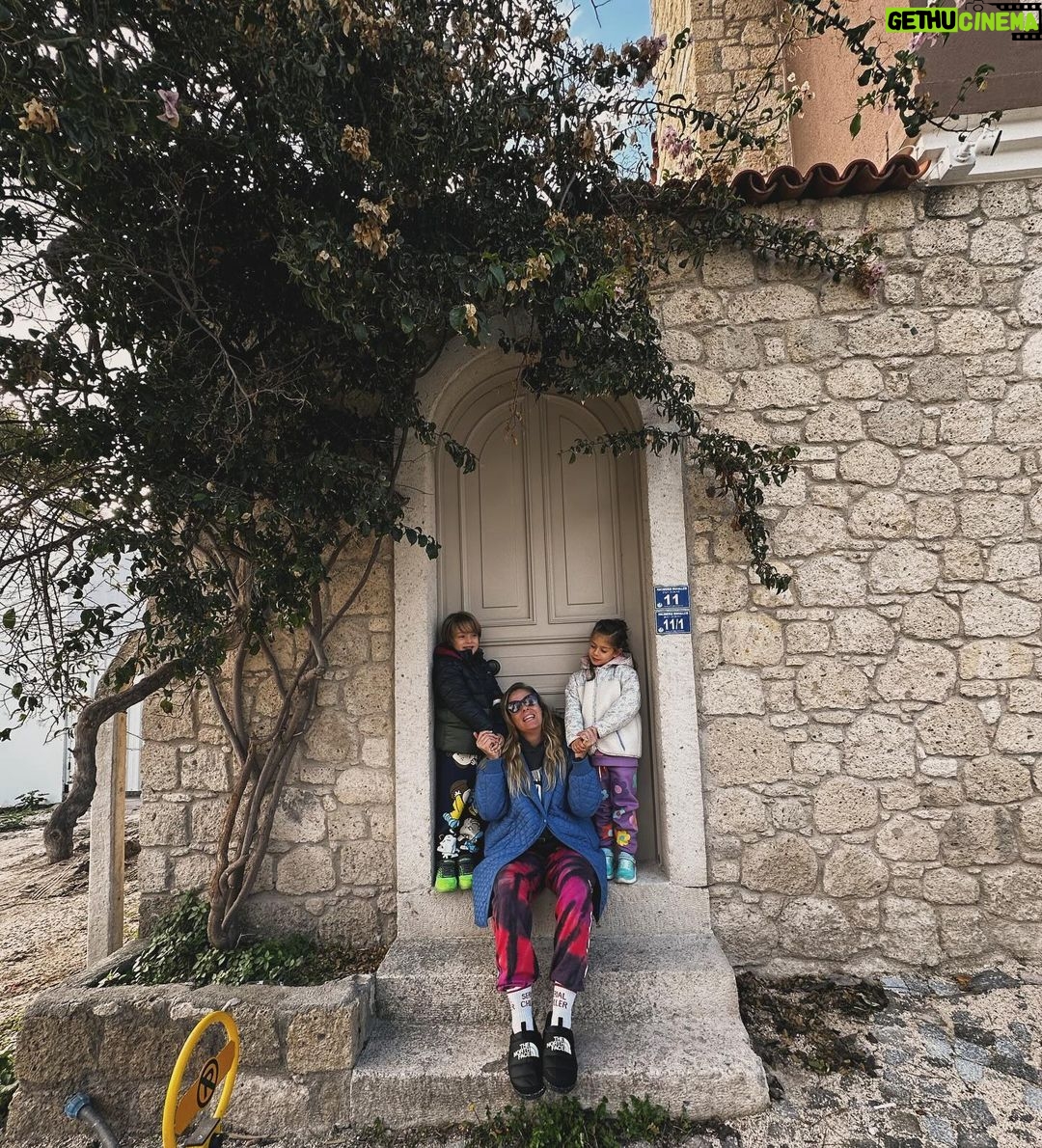 Doğa Rutkay Instagram - Şu kapıya yasladığınız gibi yaslayın kendinizi bana yavrularım🥹🩵🙏🏼 Alacatı