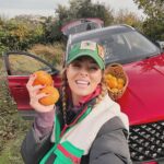 Doğa Rutkay Instagram - Aralık ayı geldi hoş geldi🫶🏻 Bizim buralar aralıklı güneşle aydınlanıyor, portakal mandalina bahçelerinde @chery_turkiye ile harika bir gün geçiyor❤️ 🍊 #Chery #CheryTürkiye #TIGGO7PRO #YolaKiminleÇıktığınÖnemli Urla, Izmir