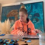 Doğa Rutkay Instagram - Cumartesi sabah başladım hala devam ediyorum! Vincent van Gogh Yıldızlı Gece legosuna. Zor ama aşırı keyifli.. “Anne bunu yapabilecek misin “ dediler. Çocuklara “anneniz başladığı işi bitirir “ dediğim için kuyruğu dik tutmaya çalışıyorum🤣 Aralarda yemek , çeşitli aktiviteler, banyoları , yarın için okulda çılgın şapkalar günü için iki şapka vs hepsini de yapmayı başardım. Kırk kaplan gücünde geçen enfes bir haftasonu😍 Hala bitmedi bitince eserimi paylaşacağım🩵 @legoturkeyofficial #markahediyesiydi sahiden hayatıma yeni bir hobi girmiş oldu! 🥳