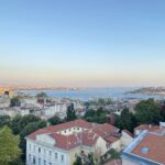 Doğa Rutkay Instagram - İstanbul maceramız bu hafta da @missafir’le devam ediyor❤️ Biliyorsunuz artık İstanbul’a ailece geldiğimiz günlerde evimizi Missafir’den seçiyoruz ve kendi evimizde gibi hissederek rahat ederek kalıyoruz. Şehrin tadını artık turist gibi çıkarırken bu sefer de boğaz manzaralı bir evindeyiz. Bu arada size yeni bir bilgi ; konaklama dışında ev sahibi olanlar da evlerinin kiralanma süreçlerinin yönetimini @missafir’e emanet edebiliyor👍🏼 Yasaya uygun, güvenli ve rahat bir şekilde evini kiraya vermek isteyenler de kendileriyle iletişime geçebilir… Bir sonraki macerada görüşmek üzere sevgili dostlar🩵 Teşekkürler @missafir 🌸 #reklam #tavsiyedir #enfesdeneyim