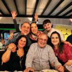Doğa Rutkay Instagram - Başımıza gelen en güzel şeylerde bugün! Özer abimiz doğmuş bugün 60 olmuş! Urla hayatımızın yaşam mimarları; biricik komşularımız Günel ablam , Tuğçe ve Kemal♥️ Hemen ansızın aile olunur mu? Olunur! İyi ki doğmuşsun Özer abim… Günel ablam! Urla bahçelerimizde kutlayacağımız nice yaşlarımıza🧿🙏🏼