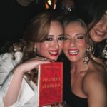 Doğa Rutkay Instagram - Canım Melisa’m hem yeni kitabını hem de doğum gününü kutladı dün akşam♥️ Ve ne mutlu ki tüm eski dostlarımı bir çırpıda görüverdim☺️ Uzun zamandır çok özlediğim çok mutlu olduğumuz ihtiyaç duyduğumuz bir akşamdı. Sanırım yeni yaşın yeni kitabınla hepimize neşe saçtın! Parlamaya devam et tatlı kızım🌟 Dostlarımı sizi çok seviyorum🫶🏻🧿🙏🏼 #fırtınanınkalbinei̇n