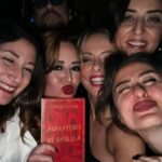 Doğa Rutkay Instagram - Canım Melisa’m hem yeni kitabını hem de doğum gününü kutladı dün akşam♥️ Ve ne mutlu ki tüm eski dostlarımı bir çırpıda görüverdim☺️ Uzun zamandır çok özlediğim çok mutlu olduğumuz ihtiyaç duyduğumuz bir akşamdı. Sanırım yeni yaşın yeni kitabınla hepimize neşe saçtın! Parlamaya devam et tatlı kızım🌟 Dostlarımı sizi çok seviyorum🫶🏻🧿🙏🏼 #fırtınanınkalbinei̇n