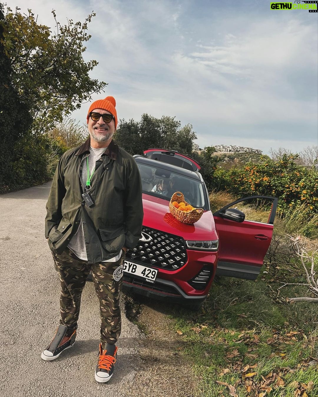 Doğa Rutkay Instagram - Aralık ayı geldi hoş geldi🫶🏻 Bizim buralar aralıklı güneşle aydınlanıyor, portakal mandalina bahçelerinde @chery_turkiye ile harika bir gün geçiyor❤️ 🍊 #Chery #CheryTürkiye #TIGGO7PRO #YolaKiminleÇıktığınÖnemli Urla, Izmir