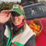 Doğa Rutkay Instagram - Aralık ayı geldi hoş geldi🫶🏻 Bizim buralar aralıklı güneşle aydınlanıyor, portakal mandalina bahçelerinde @chery_turkiye ile harika bir gün geçiyor❤️ 🍊 #Chery #CheryTürkiye #TIGGO7PRO #YolaKiminleÇıktığınÖnemli Urla, Izmir