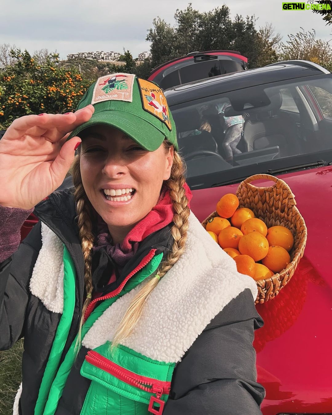 Doğa Rutkay Instagram - Aralık ayı geldi hoş geldi🫶🏻 Bizim buralar aralıklı güneşle aydınlanıyor, portakal mandalina bahçelerinde @chery_turkiye ile harika bir gün geçiyor❤️ 🍊 #Chery #CheryTürkiye #TIGGO7PRO #YolaKiminleÇıktığınÖnemli Urla, Izmir
