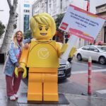 Doğa Rutkay Instagram - Ailemizin vazgeçilmezi @legoturkeyofficial kız çocuklarımız için çok güzel bir projeye imza attı🌟 Dünyanın her yerinde kız çocuklarının hayallerinin peşinden koşmaları, yaratıcı aktivitelerle kendilerini geliştirmeleri, uçsuz bucaksız hayallerle oyun zamanlarını arttırmaları için biz ebeveynlere de ilham veriyor🌸 @legoturkeyofficial yaptırdığı bir araştırmayla kız çocuklarının yaratıcı aktivitelere daha az zaman ayırdığını ortaya çıkarmış. Bu güzel proje vesilesiyle, kalbimizde taht kuran minifigürleri devleştirip sokaklara yerleştirmişler. İşte ben de bu unutulmaz projenin bir parçası oldum! Teşekkürler @legoturkeyofficial 🙏 Bu farkındalık hepimize yayılsın ve geleceğin bel kemiği olan güzel kız çocuklarımız, hayallerinin peşinden giderken daha çok oyun oynasın🙏🏼❤️ Siz de postun altına kız çocukları için ilham veren mesajlarınızı bırakın ✌️ #oyundurdurulamaz #işbirliği