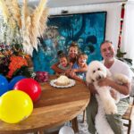 Doğa Rutkay Instagram - Sevmek ve sevilmek çok güzel. Pasta enfesmiş Kerimcan! Evlatlarım sizi çook seviyorum iyi ki doğmuşum da sizi dünyaya getirmişim. İyi ki türlü şeyler yaşayıp huzura ermişim. İyi ki efsane dostlarım ve iş arkadaşlarım var! Sevdiğim işi yapıyorum, doğayı, tüm canlıları, tüm çocukları , tanışmasam da orada olduğunu bildiğim tüm enerjileri bağrıma basmışım. İyi ki yuva kurmuşum. İyi ki aşırı enerjik, aşırı sakar , çok çalışkan ,çok meraklı ve dünyaları okumayı ve gezmeyi seven birine dönüşmüşüm. İyi ki farkındayım. İyi ki kendimle aram iyi. İyi ki zorlandığımda pes etmeden kırk kaplan gücünde küllerimden doğuyorum. İyi ki hataları düşman değil dost seçmişim. İyi ki hep oturduğum yerden kalkıp koşmaya çabalamışım! İyi ki doğdun Doğa. İyisiyle kötüsüyle, hastalıklarıyla, sağlığıyla kara günde ve güneşli günlerde kendinle aran iyi! Yaşlanmak güzel. Uçağa geç kalıyoruz, valiz hazır. Set beklemez Kerimcan, iki günlük İstanbul bizi bekler. Yavrularım ailem iyi ki varsınız🙏🏼🥹❤️ Her şey yolunda, her şey olması gerektiği gibi😉 Şükür şükür binlerce şükür🧿🏡💫🩵🫶🏻🌸
