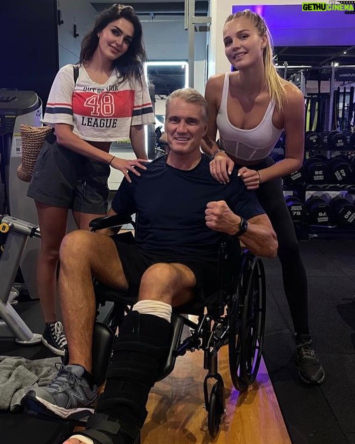 Dolph Lundgren Instagram - With my two trainers 👊 I’ve found that most important thing after any surgery is to determine how to combine rest with activity. The body needs to stay active to heal. So I try to use any opportunity to move, workout or stretch. Right now I’m combining upper body strength training with body weight Pilates for core and abs.