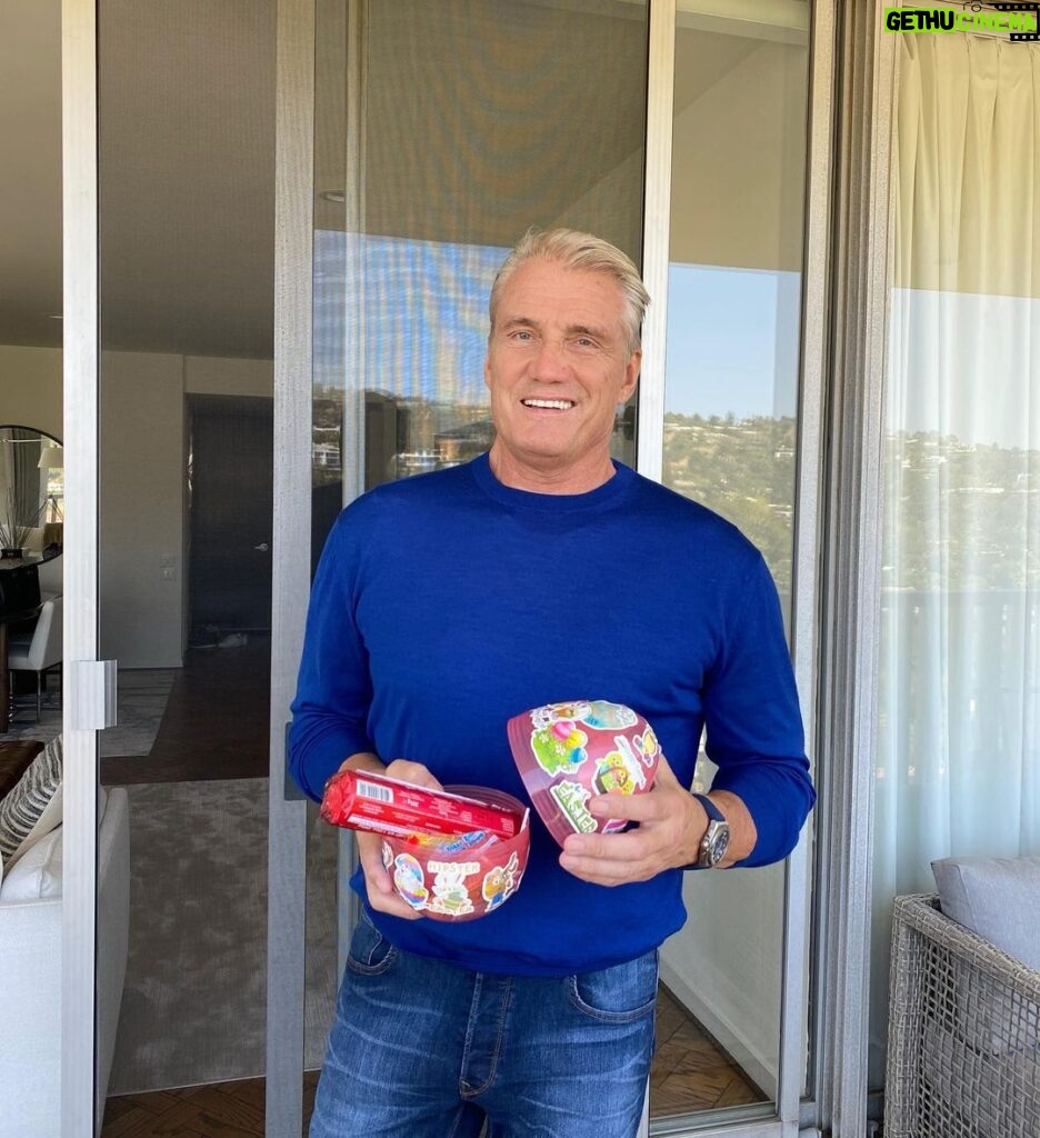 Dolph Lundgren Instagram - The Easter bunny came to see me today for the first time in 35 years. Happy Easter everyone!! 🐣💙