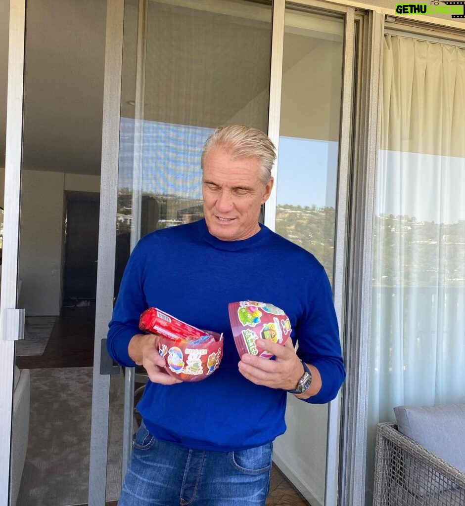 Dolph Lundgren Instagram - The Easter bunny came to see me today for the first time in 35 years. Happy Easter everyone!! 🐣💙