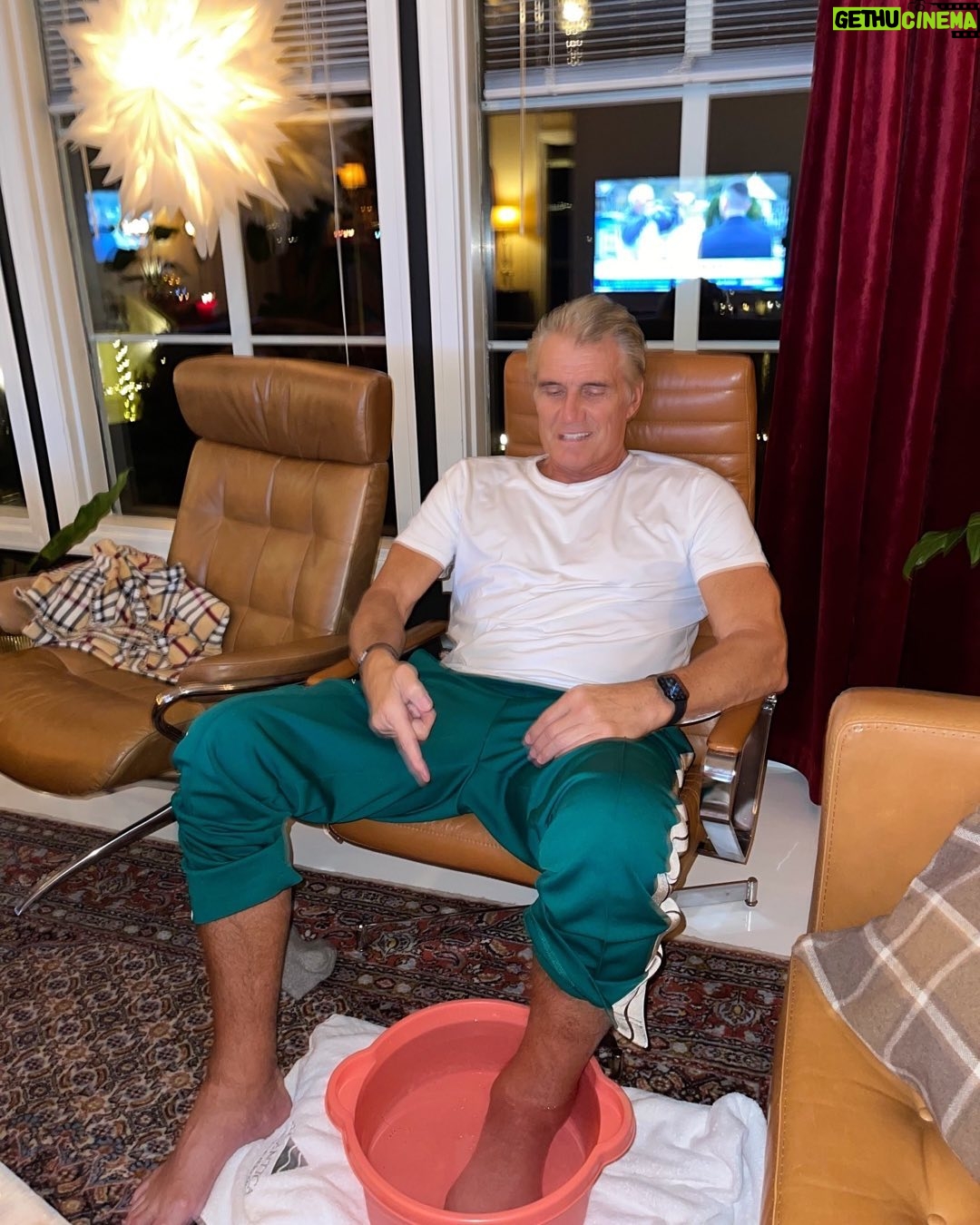 Dolph Lundgren Instagram - No ice maker needed! Using Norwegian tap water at 33 Degrees F to ice my ankle after rehab. Soon, I’ll be able to use the snow…