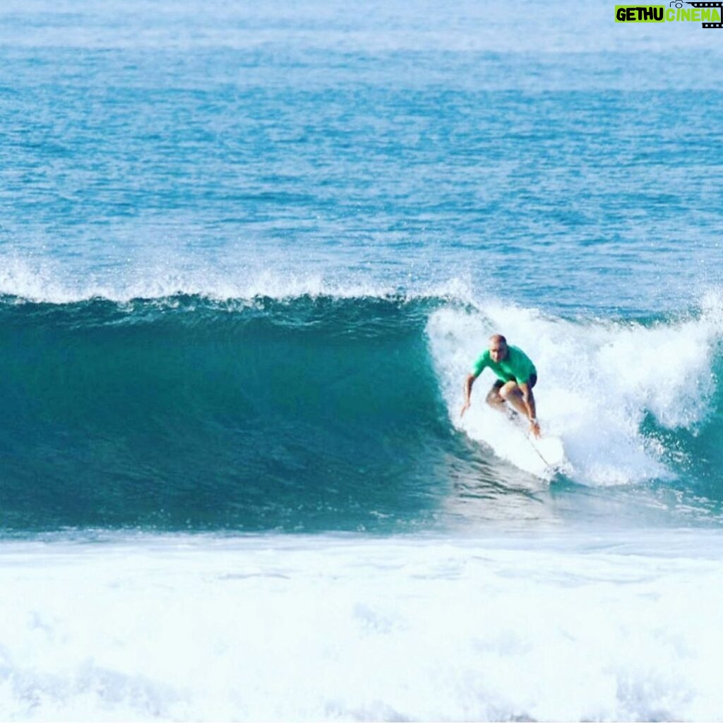 Dominic Purcell Instagram - #elsalvador🇸🇻 @puro_surf …….. I’m over due for a decent wave. #puntaroca No I didn’t make it. Total face plant. #kook😂😂😂❤️❤️