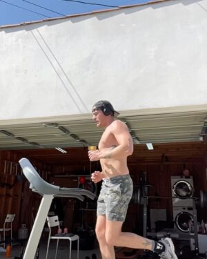 Dominic Sherwood Instagram - What I tink I look like when I workout vs what I look like. #theseweretakensecondsapart #thatsbritainsbum #’racer #hashtagsthatonlymakesensetomeandoneotherperson