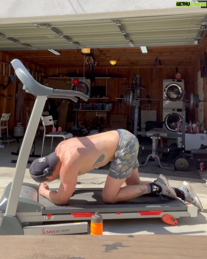Dominic Sherwood - 445.3K Likes - What I tink I look like when I workout vs what I look like. #theseweretakensecondsapart #thatsbritainsbum #’racer #hashtagsthatonlymakesensetomeandoneotherperson