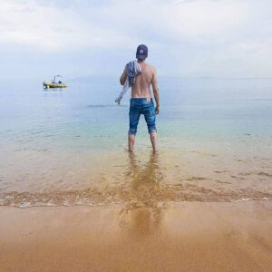 Dominic Sherwood Instagram - New episode of @shadowhunterstv tonight on @freeform ... Does jace go to the beach? Does he stare out longingly at the oc3an,  troubled by his thoughts? Cap backwards? 
SPOILER: No...no he doesn't!
