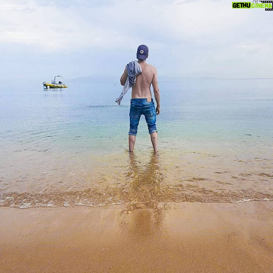 Dominic Sherwood - 368.6K Likes - New episode of @shadowhunterstv tonight on @freeform ... Does jace go to the beach? Does he stare out longingly at the oc3an, troubled by his thoughts? Cap backwards?
SPOILER: No...no he doesn't!