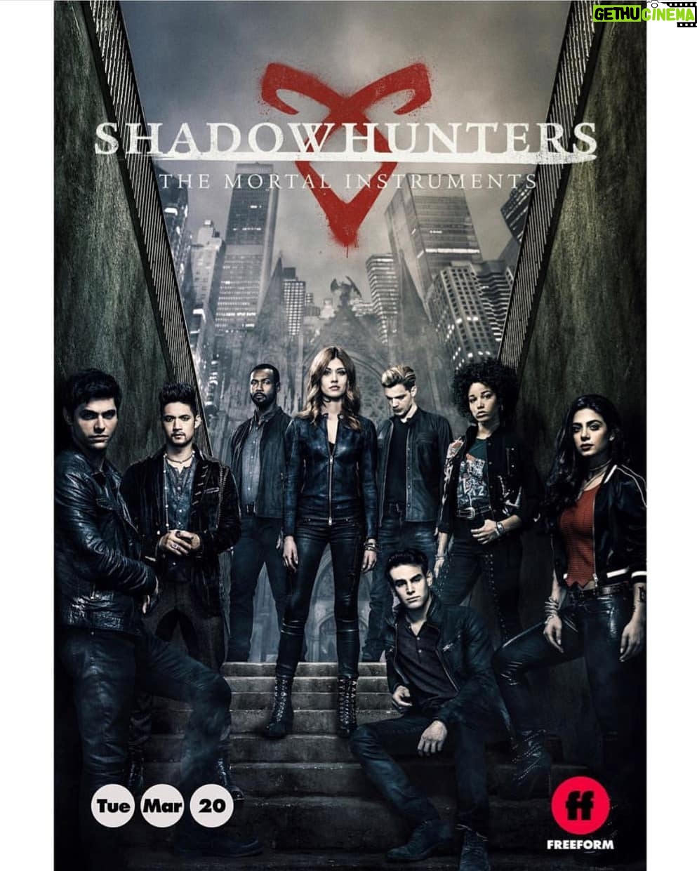 Dominic Sherwood - 316.7K Likes - 3.20.2018 @shadowhunterstv @kitkatsmeow @albertorosende @matthewdaddario @harryshumjr @isaiahmustafa @alishawainwright @emeraudetoubia