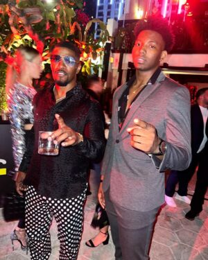 Dominique Barrett Instagram - Huge thank you to @netflix & @strongblacklead for inviting me out to the world premiere of “Day Shift” starring @iamjamiefoxx dropping august 12th 🥂 it was an honor being here in this moment & meeting so many talented individuals 🥂🔥 make sure you guys check it out the film ! ☺️ #dayshift #kingvader #netflix