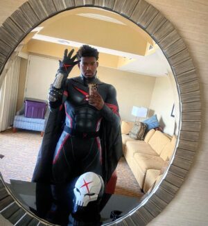 Dominique Barrett Instagram - Red X comes to #SDCC ❌ walking around as Red X was so fun 🎬 I had a couple fades to run. I even met the writer of Teen titans Academy @ilovetimsheridan & we even got to talk about my red x film I’m creating 🥂🔥 10/10 experience !! Also if you took a picture of my Red X DM ME THE PHOTO.. or else 🥷🏾

Suit by: @jcurtis_atelier 
Helmet by: @godofprops 
Suit accessories by: @chadhatter