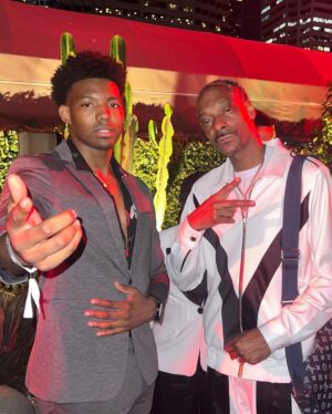 Dominique Barrett Instagram - Huge thank you to @netflix & @strongblacklead for inviting me out to the world premiere of “Day Shift” starring @iamjamiefoxx dropping august 12th 🥂 it was an honor being here in this moment & meeting so many talented individuals 🥂🔥 make sure you guys check it out the film ! ☺️ #dayshift #kingvader #netflix