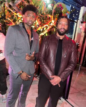 Dominique Barrett Instagram - Huge thank you to @netflix & @strongblacklead for inviting me out to the world premiere of “Day Shift” starring @iamjamiefoxx dropping august 12th 🥂 it was an honor being here in this moment & meeting so many talented individuals 🥂🔥 make sure you guys check it out the film ! ☺️ #dayshift #kingvader #netflix